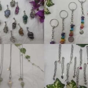 dijes con piedras y collares