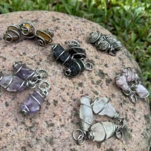 dijes con piedras y collares