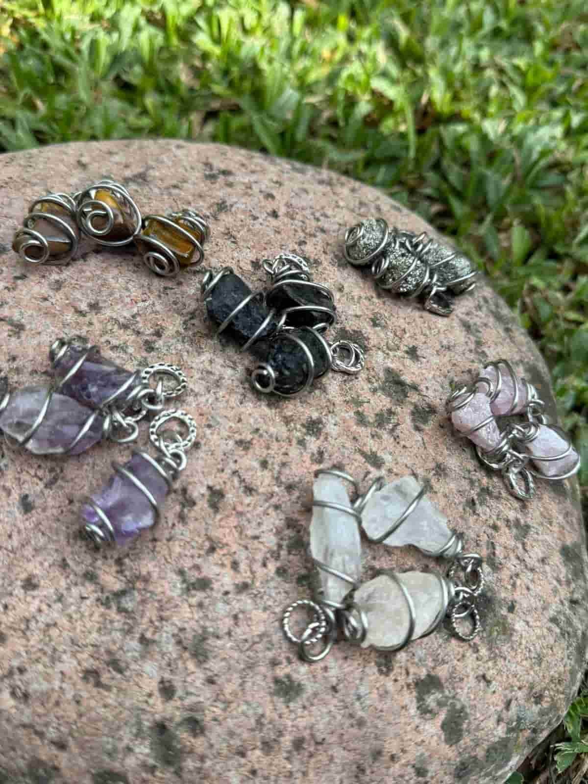 dijes con piedras y collares